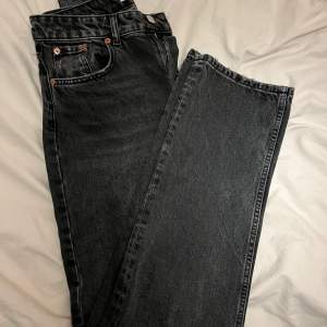 Jag säljer mina svarta/gråa  Zara jeans i storlek 38🤍Modellen heter Mid Rise och köpte dem för 400. Byxorna är som i nyskick