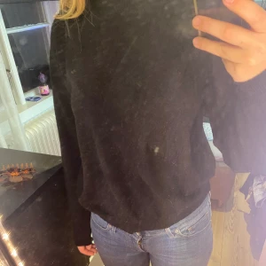 Stickad tröja  - Jätte fin svart stickad tröja med lite hög i halsen men kommer inte till andvändning 💕 (tyck ej på köp nu)