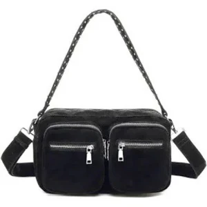 Noella väska - Säljer nu min noella väska då jag inte använder den längre. Köptes på Plick i somras och är i bra skick, inget trasigt eller liknande. Har ingen aning om vilken strl det är på väskan. Kom privat för fler bilder och frågor. Priset går att diskutera❤️