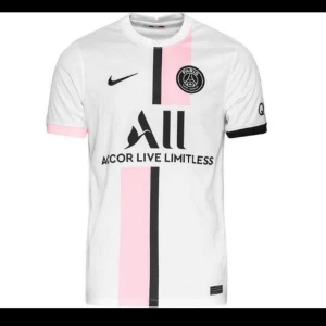 Psg tröja - Passar till folk som har storlek S/M men även mig som har storlek xs i kläder, det passar till både tjejer o killar, köpare står för frakt, frakt kan diskuteras privat 