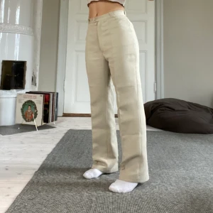 kostymbyxor  - Skitsnygga beiga kostymbyxor med måtten ca 70 cm i midjan och 70 i innerbenet. De är även snyggt insydda så därför vet jag inte vilket märke byxorna kommer ifrån. Jag är 160💕Hör av dig ifall du har andra frågor🫶 