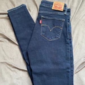 Jeans från Levis - Skinnyjeans i modellen 715 från levis. Mycket fint skick, knappt använda. Säljer för att jag inte använder dem. ⚡️⚡️ Nypris 1200kr