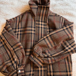 Rutig jacka  - Rutig jacka från Kappahl, den är en höstjacka med hög hals. Den är i storlek S och är i kort i modellen, pösiga ärmar och jätteskön. Köpte den i början på hösten och använd 1-3 gånger