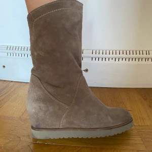 Lägre klacksko strlk 37-38 - Klack ca 5cm, perfekta till vintern. Kan mötas upp i Stockholmsområdet. Vill du ha det fraktat får du stå för de själv!