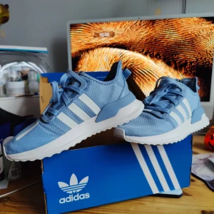 Adidas Running Shoes  - Använd en gång utomhus.  Smal passform. Storlek 38.
