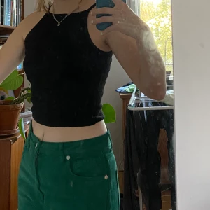 Ribbat linne - Ribbat linne med hög halsringning. Köpt för flera år sen och använt den flitigt men det syns inte. Mjuk och ribbad. Är i strl S men skulle säga att den funkar för både XS S och M. Skriv om du vill se mer bilder!