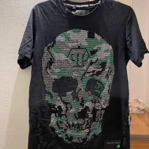 Äkta Philipp Plein T-shirt Grön/Svart - Alla glitter kulor är fortfarande på saknas inga bitar. Storleken är L men passar hur bra som helst på en M också. Kan även sänka priset vid snabb affär eller byten