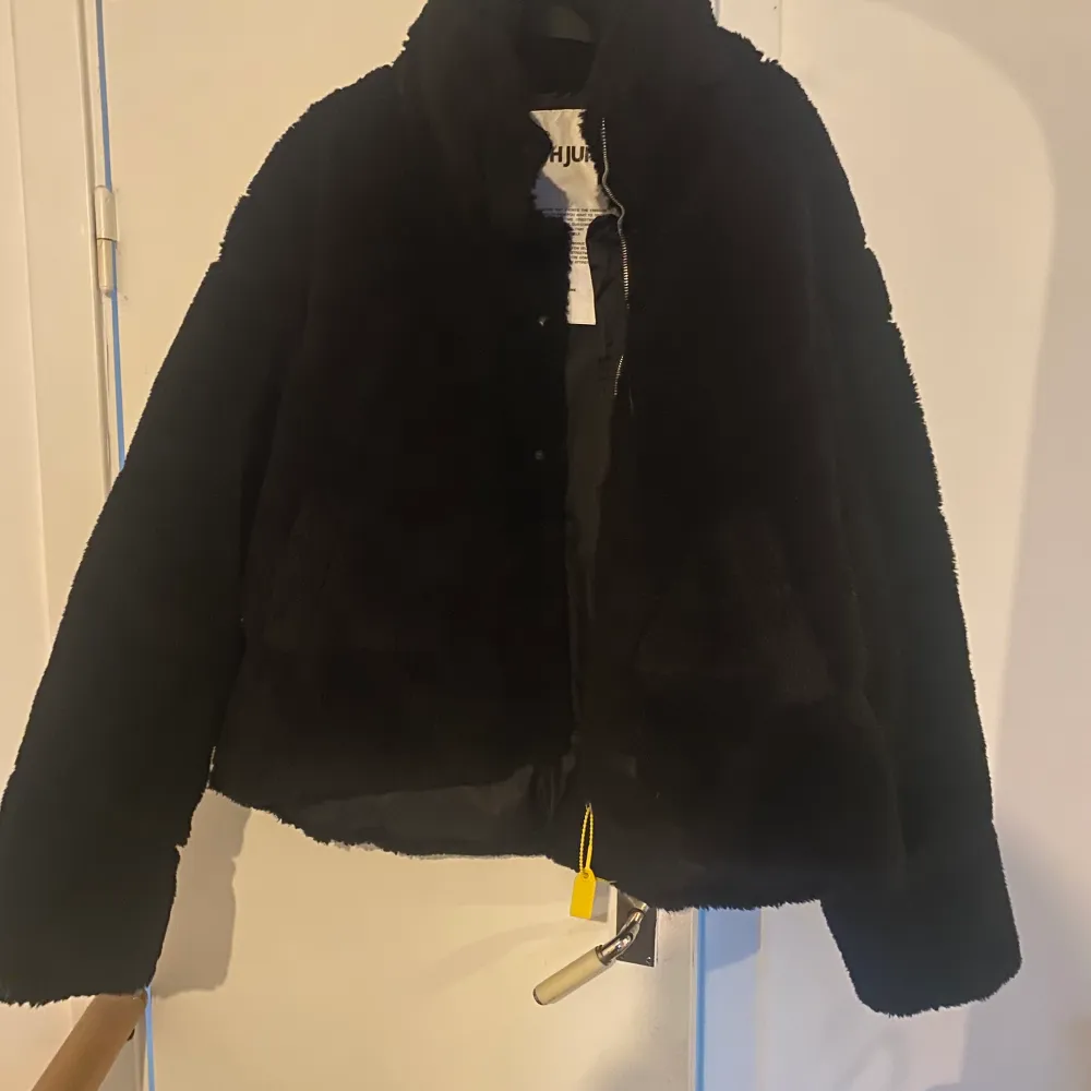 Det är en svart Teddy jacka som funkar hur bra som helst nu till vinter. Jag beställde den men insåg att den var för liten. Det är en stolek L men den känns mer som en M. Jag köpte den för 699.. Jackor.