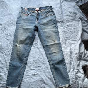 Snygga jeans från Tommy. Många snygga detaljer! Säljer pga för små.💕