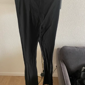 Leggings, vida där nere  - Tajta vid låten men sen svänger de ut vid vaderna. Fint skick 