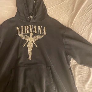 Nirvana hoodie - Skön hoodie. Är i storlek M men skulle säga att den är lite oversize. Passar nån med S/M.