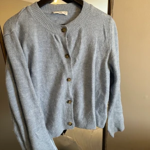 Stickad kofta - Säljer en fin stickad kofta från Mango, färg Baby blå