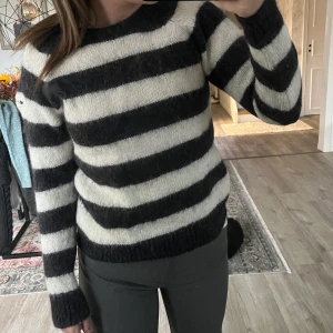 stickad tröja - Randig stickad tröja