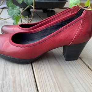 Läckra vi röda pumps i jättefint skick strl 37 - Röda pumps i Storlek 37 Märke Marco Tozzi supersköna med mjuk innersula. I fint begagnat skick Från djur och rökfritt hem 