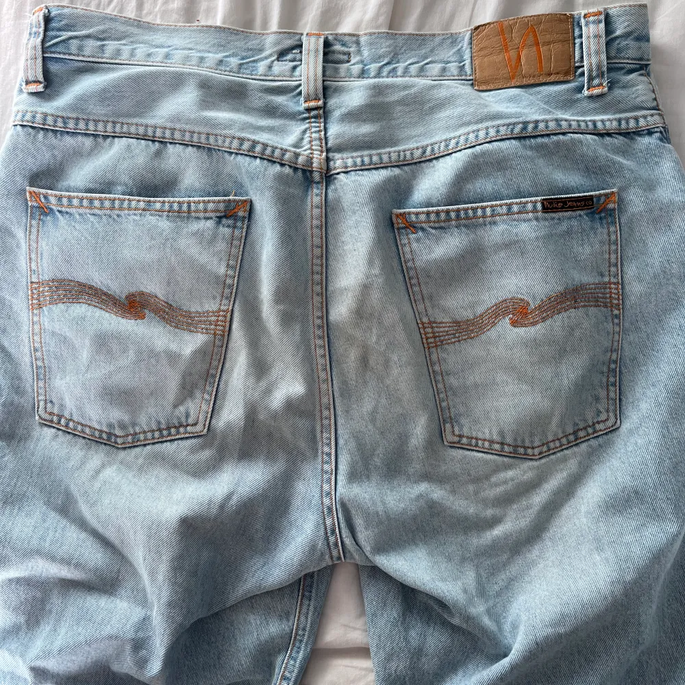 Riktigt snygga ljusblåa Nudie jeans. Sitter snyggt och baggy:) Köpta för 1400 i en Nudie affär. Passar mig inte längre så kommer aldrig till användning:(. Jeans & Byxor.