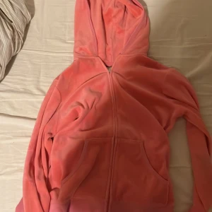 Intressekoll på min jätte fina juicy couture kofta - Gör en intressekoll på min juicy couture kofta, den har inga skador men man ser att den är använd ❤️storlek xl men sitter mer som m/l (kontakta för fler bilder)