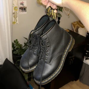 Dr. Martens  - Jag säljer dessa väldigt fina Dr. Martens pga att den inte kommer till användning. Dem är knappt använda, har använt dem max 3 gånger. Stl 38. Köpare står för frakt🫶