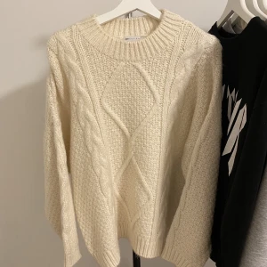 Vit stickad tröja  - Oanvänd vit stickad tröja!