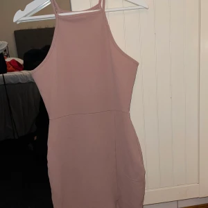 Beige klänning  - Storlek S