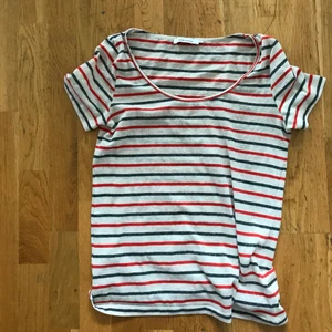 Randig tröja - Blå och röd randig tröja från samsoe samsoe.