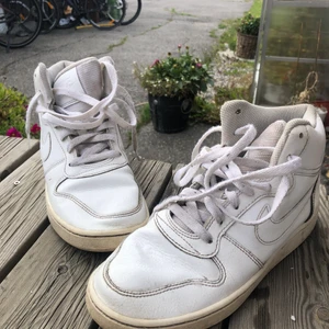 Nike skor - Asfina nike skor som är ganska andvända men inge fel på, smutsiga men har inte försökt tvätta utan de gör jag innan jag skickar om ni vill de. Vi får diskutera priset❤️