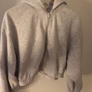 Hoodie med dragkedja  - En grå hoodie med dragkedja. Super fin verkligen. Men har inte riktigt den stilen längre. Köparen står för frakt. Frakt kostar 66kr.