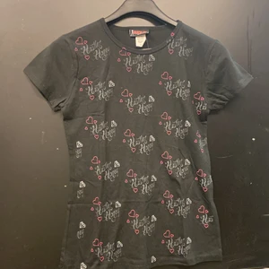 T-shirt Hustler  - Hustler T-shirt 🖤💗 finns i M&L