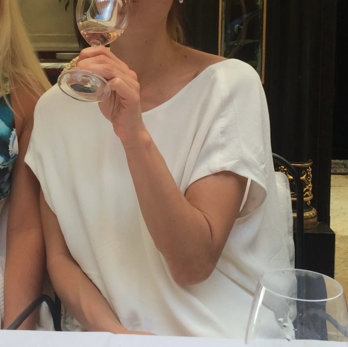 Snygg blus med öppen rygg  - 90