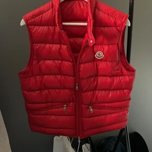 Moncler väst  - Säljer min moncler väst som är sparsamt använd köpt för ungefär ett halft år sedan. Kvitto och tags medföljer! Nypris 6000:-