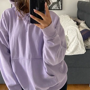 Hoodie  - Super mysig lila hoodie från Bikbok i storlek xs! 😙
