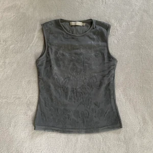 Mönstrat linne - 💕 KLICKA INTE på köp nu, kontakta mig vid intresse! 💕 Grått linne med mönstrat mesh-lager framtill, från märket Ichi!