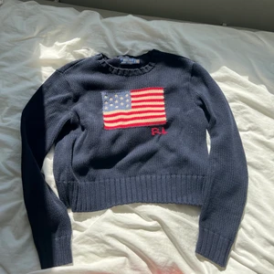 Ralph Lauren tröja - Tröja från Ralph Lauren i lite kortare modell. Använd endast 2-3 gånger, som ny. Frakt tillkommer på 66 kr