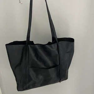 Svart väska  - Säljer denna snygga väska då den inte kommer till användning längre. Kan mötas upp i Linköping eller skickas mot fraktkostnad💗