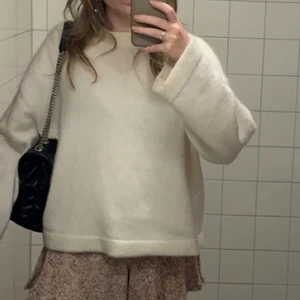 Vit stickad tröja mohair - Så snygg tröja från hm! Knappt använd och så mjuk! 