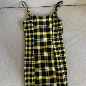 fin rutig klänning från h&m divided. storlek 38, och oanvänd! köparen står för frakten! 🫶
