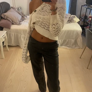 Bagg läder byxor  - Super najs läder/skinnbyxor i perfekt skick! Som går o ha både hög och låg midja! Jag är 171cm