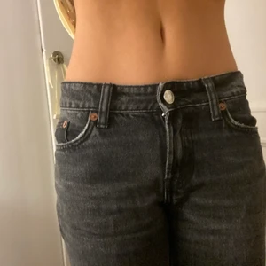 Svarta lowrise jeans🥰 - Köptes för några månader sen från Zara för 379kr, är i ny skick. Skriv för fler bilder😊