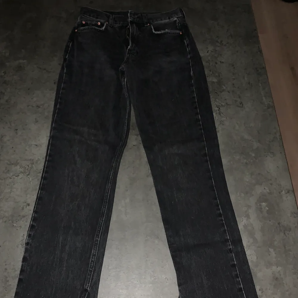 Jag säljer mina lågmidjade svarta jeans med slita längst ner pga att dom blivit för små för mig. Storlek 36, från ginatricot. Köpt för 600, säljer för 300 + 66kr frakt!. Jeans & Byxor.