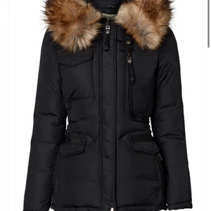 Jacka - Superfin jacka från rocko baroco, inga synliga tecken på användning och sitter super fint på. Säljer då det inte längre är min stil! Fråga så skickar jag flera bilder🥰 Nypris ca 2000kr