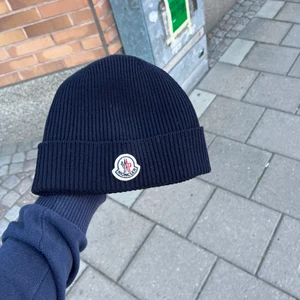 Moncler mössa - Moncler mössa! Nyskick! Perfekt nu när det börjar bli kallare! Nypris 1600kr  Säljer för 1200kr