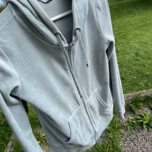 Velourtröja Gina Tricot  - Mintgrön/ blå velourtröja från Gina tricot tröjan är i fint skick och säger den för att den enligt mig sitter för tight.  Köparen står för frakten 