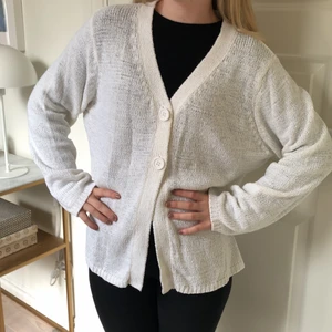 Stickad kofta  - Finstickad kofta med knappar från Signature