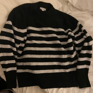 Stickad tröja från hm - Jättefin stickad tröja från H&M, varit en av mina favorit tröjor men kommer ej till användning! Storlek S