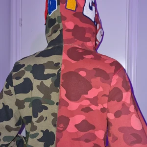 BAPE camo hoodie - Äkta bape hoodie köpt i bapebutik i japan. Ganska använd lite smutsig på luvan och typ 3 hål som knappt syns när man har på sig den