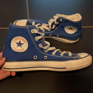 Converse strl 37,5 - Ett oar blå gamla converse i strl 37,5. Dem är i bra skick. Skriv för fler bilder privat. 