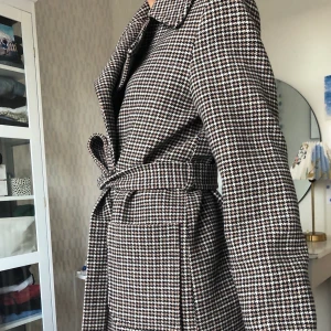 Höstkappa - Säljer denna höstkappa från &otherstories. Gillar den mycket men har för många jackor och behöver rensa. Jag är 168 cm lång och den sitter bra på mig. Syns dåligt på bilderna men den slutar en liten bit under rumpan. Skriv vid fler frågor/bilder :) 