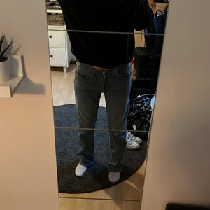 Lågmidjade levis jeans - lågmidjade levis jeans köpta här på plick. Jättefina men tyvärr för stora i midjan på mig. Dock bra längd på mig som är 164. Storlek står ej men skulle gissa W27 eller 38 i sådana storlekar. Midjemått 80cm. Modell 501.