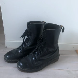 Dr. Martens - Dr martens i rätt bra skick. Köptes second hand men använde aldrig. Slutar medelhögt upp. Ställ gärna frågor!!!