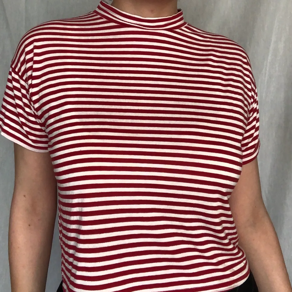 Röd/vit randig t-shirt köpt på miss selfridge i England. Kommer inte längre till användning men är i fint skick och i storlek 36.. T-shirts.