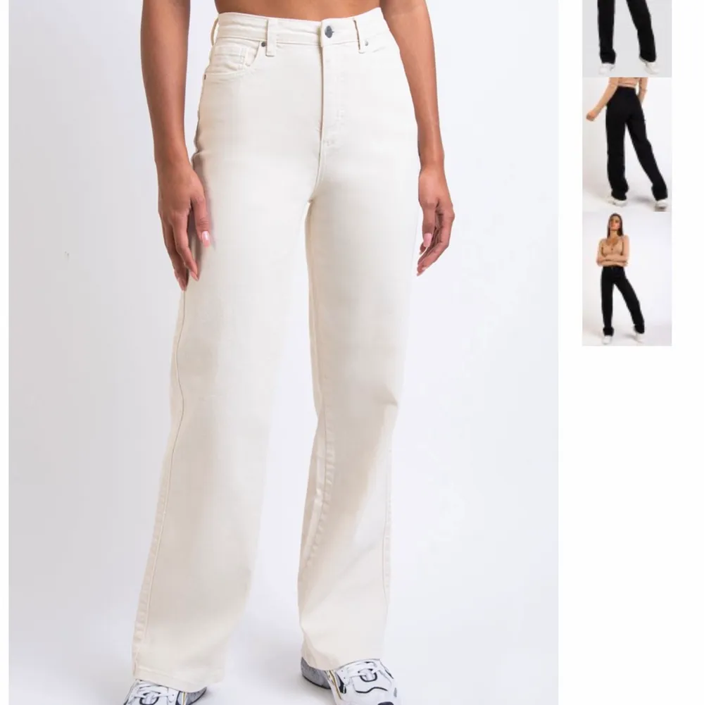 Säljer dessa sjukt fina jeans i krämvit färg🤍. Jeans & Byxor.